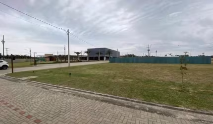 Excelente terreno de esquina em condomínio fechado