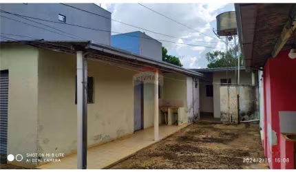 EDIFÍCIO COM DOIS PONTOS COMERCIAIS, UM APARTAMENTO E SEIS KITINETS