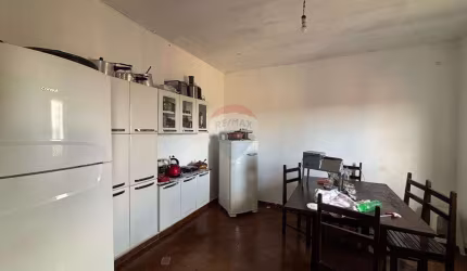 PRÉDIO COM DOIS PONTOS COMERCIAIS E UM APARTAMENTO