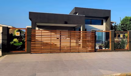 Casa com Piscina e Churrasqueira em Xangri-lá - Centro - Venda