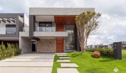 Sobrado beira lago mobiliado e decorado no Condomínio Sunset com 04 suítes e piscina em concreto.