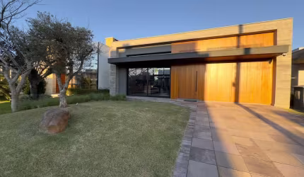 Casa Térrea Mobiliada e Decorada no Condomínio Dubai Resort com 04 suítes