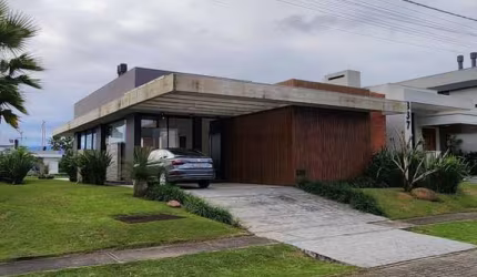 Linda Casa Beira Lago com Piscina e Espaço Gourmet no Parque Antártica em Capão da Canoa