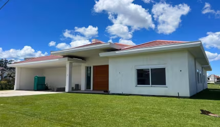 Elegante Residência com Piscina e 5 Suítes no Green Village Golf Clube