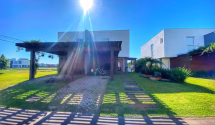 Sobrado beira lago com 3 suítes no Condomínio ONE Atlântida Houses