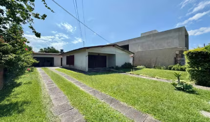Casa Mobiliada com Piscina em Atlântida, Xangri-lá - Venda