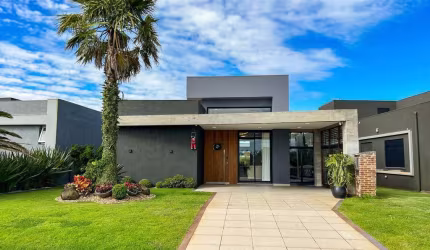 Casa Térrea com 190 m² Fundos à Área Verde no Condomínio Riviera Xangri-La