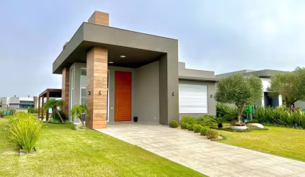 Casa Beira Lago com 3 Suítes e Living Amplo no Condomínio Riviera Xangri-La