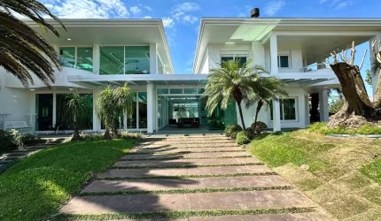 Espetacular Sobrado em Dois Lotes no Condado de Capão - 6 Suítes com Hidromassagem