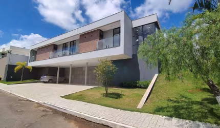 Casa Alto Padrão, Linear com 4 Suítes em condomínio - Venda ou Locação
