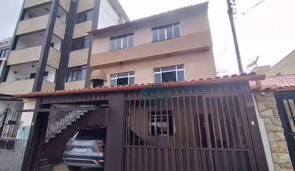 Casa de 3 Quartos com Amplo Terraço e 1 Vaga