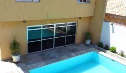 Linda Casa com Piscina no Jardim da Saúde