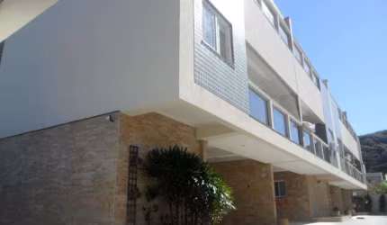 EXCELENTE SOBRADO TRIPLEX  NA QUADRA DO MAR