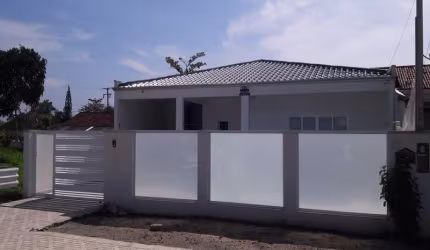 ÓTIMA CASA COM PISCINA NO BALNEÁRIO NEREIDAS