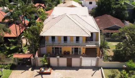 MARAVILHOSO SOBRADO EM ALTO PADRÃO A POUCOS METROS DO MAR!!!!