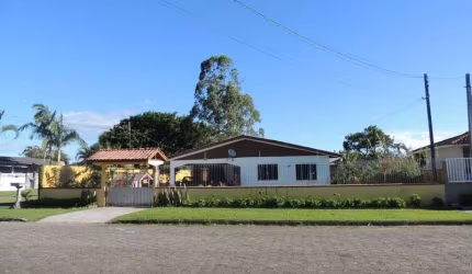 RESIDÊNCIA COM 02 TERRENOS SENDO UM DE ESQUINA