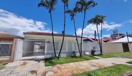 AMPLA RESIDÊNCIA CENTRAL A 04 QUADRAS DO MAR!!!!!