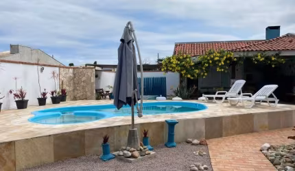 RESIDÊNCIA COM PISCINA