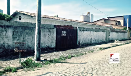 Terreno em localização privilegiada - Lagoa Nova - Com potencial para comércio, serviço ou moradia - Próximo a Promater, de esquina.