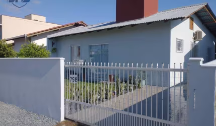 Casa com 2 dormitórios à venda, 130 m² por R$ 550.000,00 - Itacolomi - Balneário Piçarras/SC