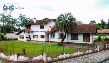 Casa com amplo terreno e excelente localização