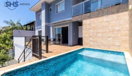 Linda casa com piscina com 4 quartos, sendo 1 suíte e com piscina no bairro da Velha