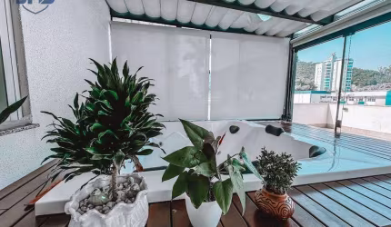 Charmoso terraço com jacuzzi