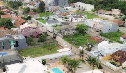 VENDE-SE CASA COM 4 SUÍTES²  | AMPLA ÁREA  DE TERRENO C/ PISCINA por R$ 2.399.000 - Itacolomi - Balneário Piçarras/SC