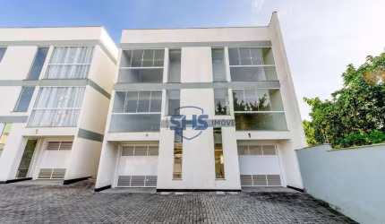 Sobrado triplex no bairro Agua Verde!