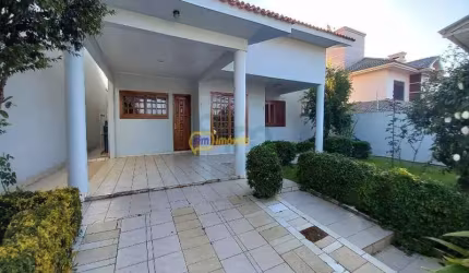 Casa para locação com pátio, toda cercada