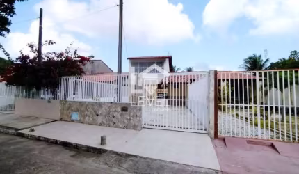 ALUGO CASA COM 3 QUARTOS NO CENTRO DE AQUIRAZ!