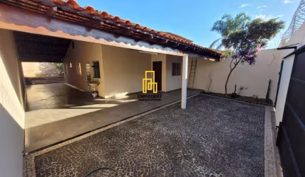 Casa para Venda em Uberlândia, Jardim Europa, 3 dormitórios, 1 suíte, 2 banheiros, 4 vagas