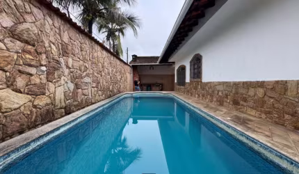 Imperdível: Casa à venda em Praia Grande-SP, no bairro Caiçara, com 2 quartos, 1 suíte, 1 sala, 2 banheiros, 4 vagas de garagem e 252,00 m² de área.