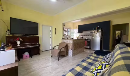 Casa à venda em Praia Grande-SP, bairro Caiçara, 2 quartos, 1 suíte, 1 sala, 2 banheiros, 5 vagas, 199,41m². Venha Conferir!