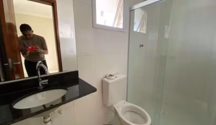 Apartamento de 2 quartos com suíte e vaga de garagem no Caiçara, Praia Grande-SP: sua nova moradia de 77m²!