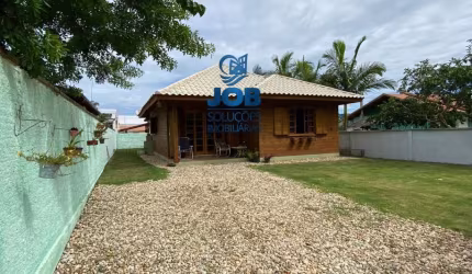 Casa de madeira angelim com 3 dormitórios em Bombinhas