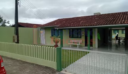 Casa Localizada próximo ao Centro Comercial de  Itapema do Norte.