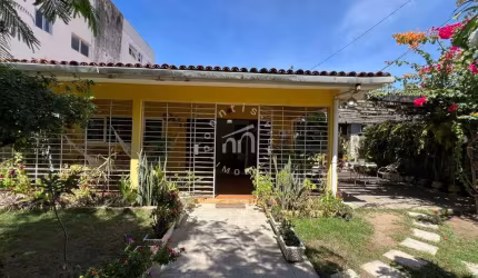 Casa com 3 lotes e cara de sítio em Candeias...