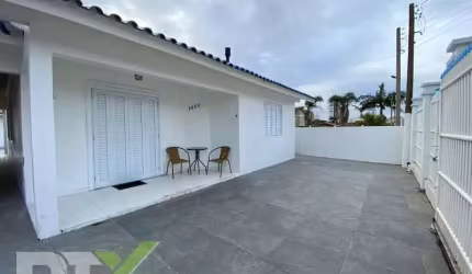 Casa de 03 dormitórios com anexo no centro de Tramandaí
