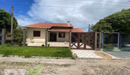 Casa de 02 dormitórios mais anexo em Imbé