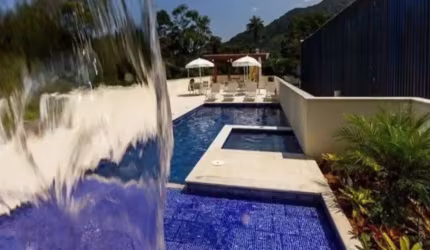 Casa Triplex em condomínio com área de lazer em Petrópolis!