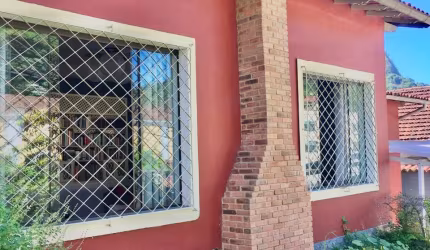 Ótima casa linear à venda no Quitandinha!
