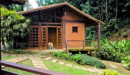 Linda casa em condomínio com área de lazer completa!