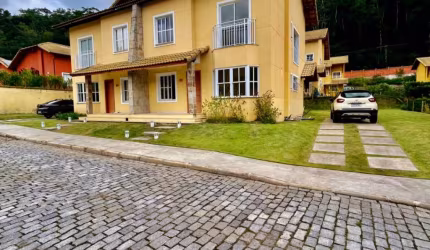 Linda casa triplex à venda em Itaipava!