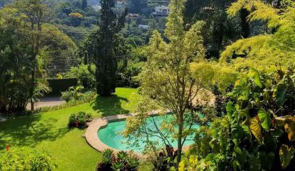 Belíssima casa linear à venda em Nogueira, Petrópolis-RJ