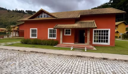 Linda casa linear à venda em Itaipava-Petrópolis-RJ