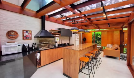 Linda casa linear à venda na região de Itaipava!