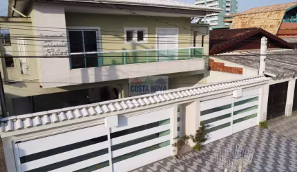 Casa de condomínio com quintal e churrasqueira