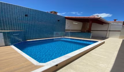 Casa de Alto Padrão à 200m da praia,170m², 3 quartos, 2 suítes, 4 vagas, piscina e churrasqueira