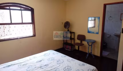 Casa sobrado, 90m², 2 quartos sendo 1 suíte, 1 baneiro social, em condomínio fechado